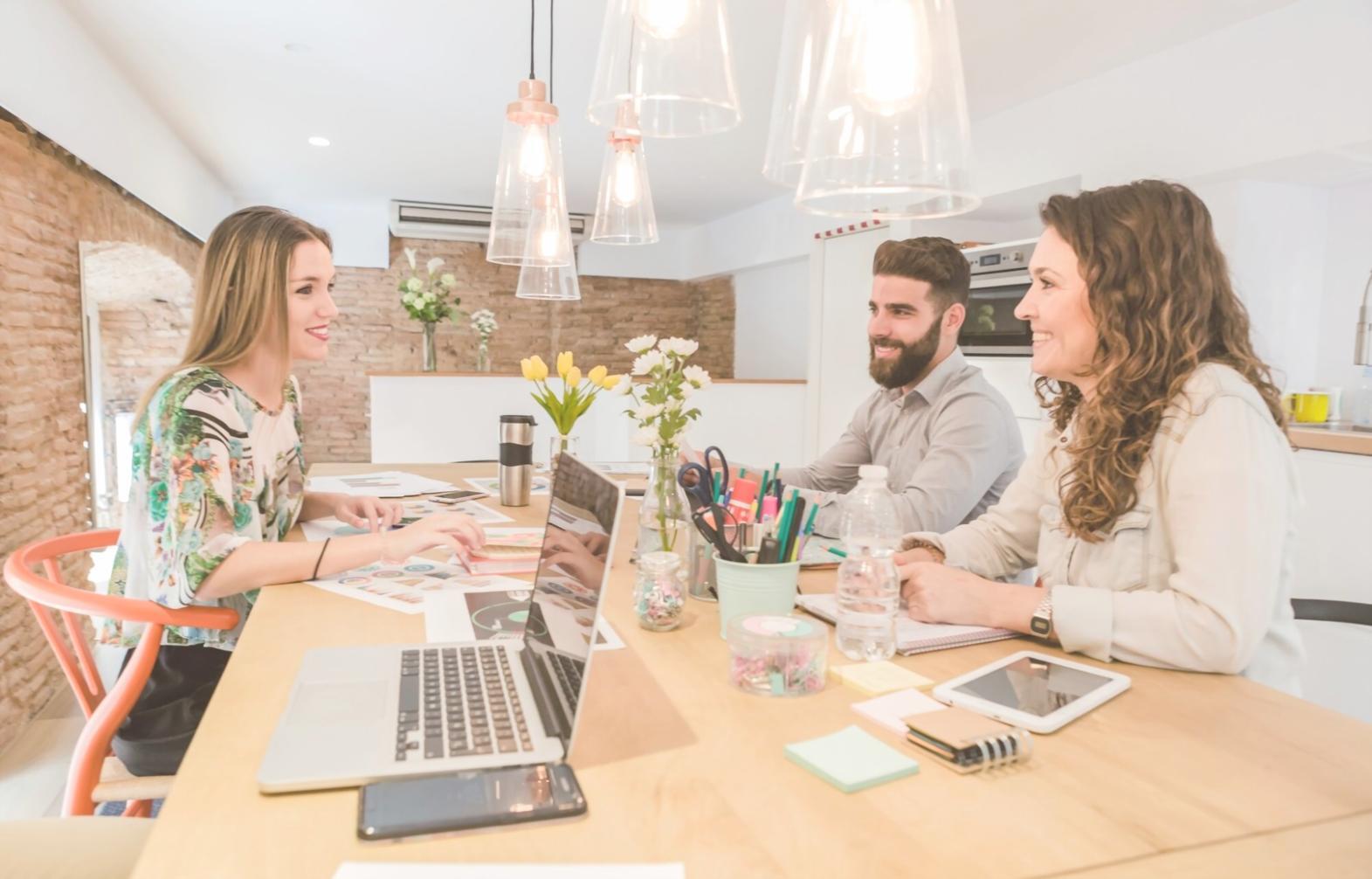 Reunión con cliente discutiendo estrategias personalizadas