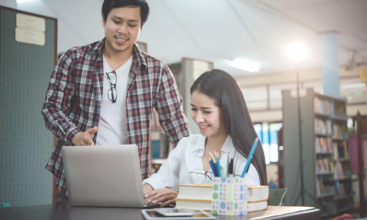 Sesión de formación financiera con materiales de planificación y análisis económico